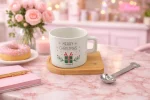 ماگ دسته دار سفید رنگ با زیره چوبی و قاشق استیل طرح merry christmas مناسب هدیه دادن