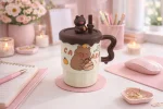 ماگ بزرگ سرامیکی طرح capy bara با درب و نی سیلیکونی انتخابی مناسب برای هدیه دادن و استفاده روزانه